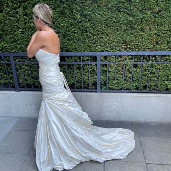 Ivory Silk Wedding Gown by Kleinfelds’s Top Designer Pnina Tornai - Picture 10 of 10